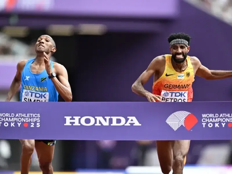 Alphonce Simbu akivuka utepe mbele ya Amanal Petros katika fainali ya marathon Tokyo 2025